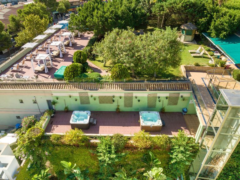 Vista aérea del solarium y jacuzzis